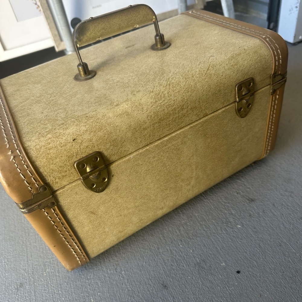 Vintage Hardshell Train Case - image 3